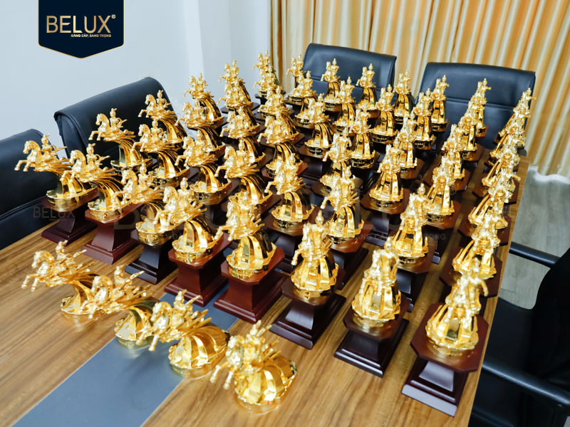 Lô tượng Thánh Gióng cao 21cm bằng đồng mạ vàng 24k thiết kế theo yêu cầu